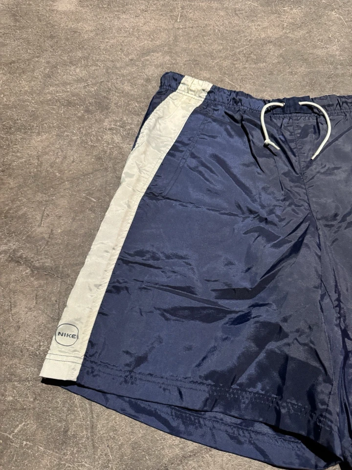Bermuda de natação vintage Nike masculina média soletrada malha forrada Y2K etiqueta prata - Imagem 3 de 4