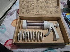 PAMPERED CHEF 1525 Spritz  Cookie Press with 14 Discs