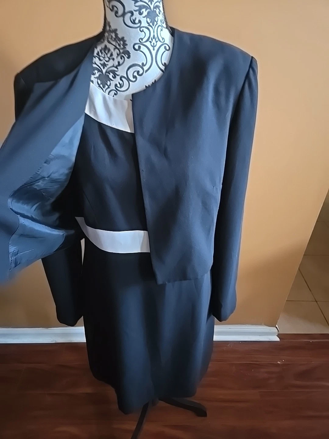 VETEMENTS Giacca bianca e nera con abito combinato Liz Claiborne