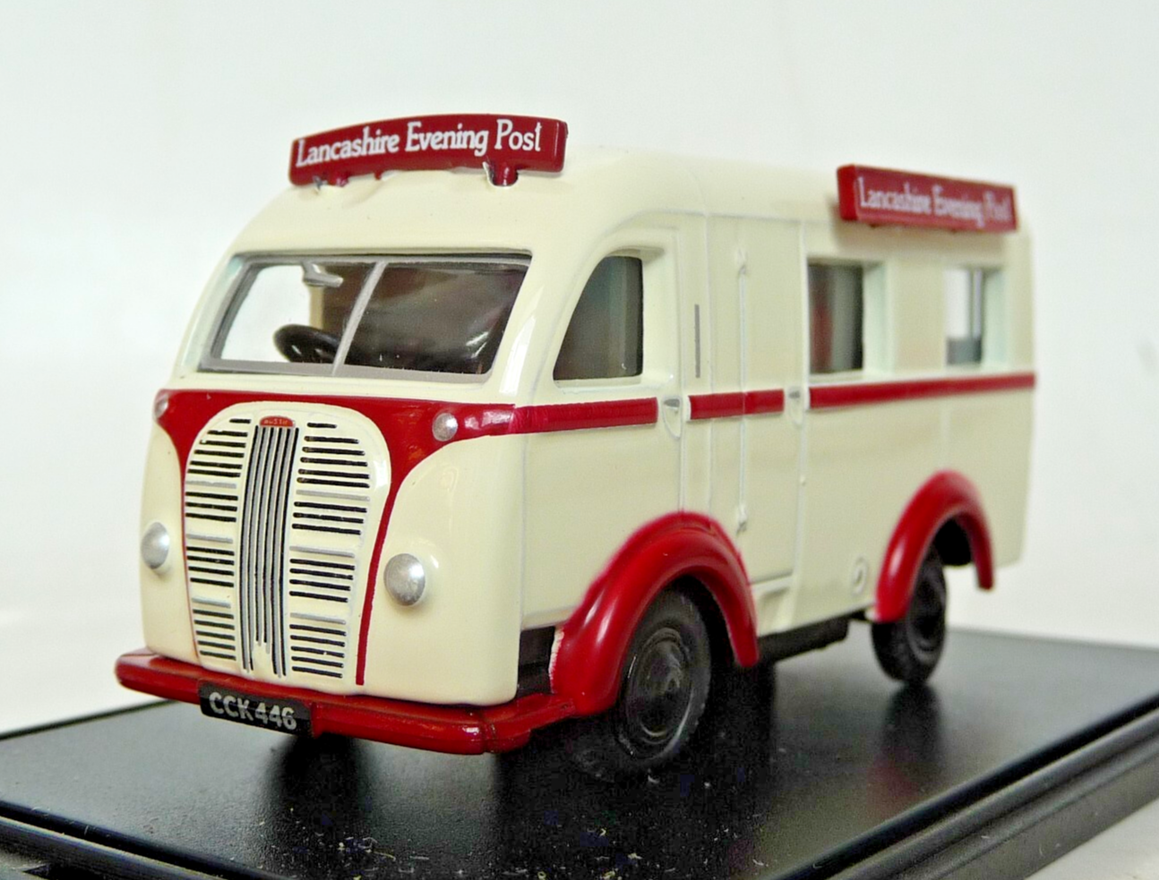 Oxford Diecast 76AK001 Austin K8 threeway van Lancashire Evening Post