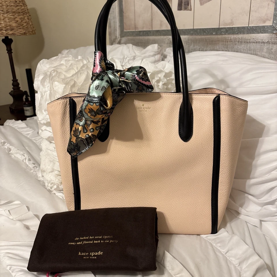 Hermosa bolsa de cercanías Kate Spade usada en excelente estado grande Foto 3 de 4