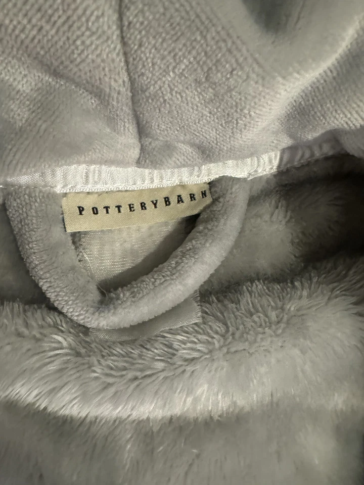 Bata gris Pottery Barn con costuras blancas sin etiqueta talla M/L felpa “J” en relieve Foto 4 de 4
