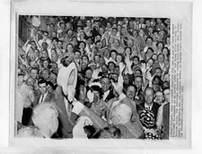 o33741 1960 orig photo U.S. President Dwight Eisenhower arrives at Chicago hotel