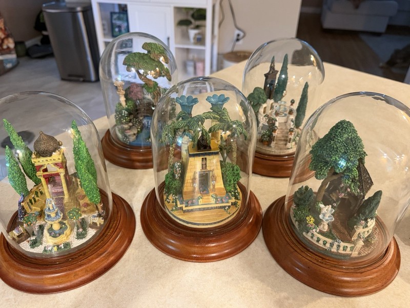The Franklin Mint Gardens of the World Glass Dome Figurine Wood Base 1989