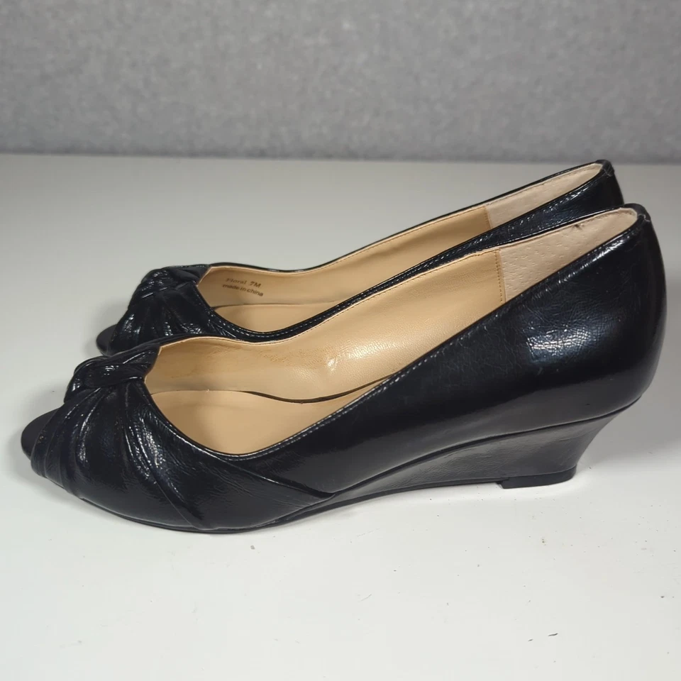 J. Renee 露趾漆皮楔形鞋跟结饰黑色女式 7 经典 — 第 3/4 张图片