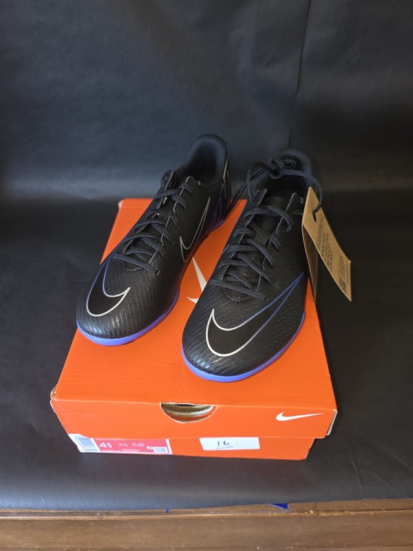 Nike Jr Mercurial Vapor 15 Club FG Soccer Cleats Size 4. 5y