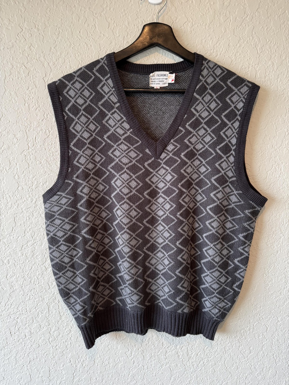 Vintage Sweater Vest Mens Large Diamond Knit Full Fashioned Acrylic 90s Taiwan