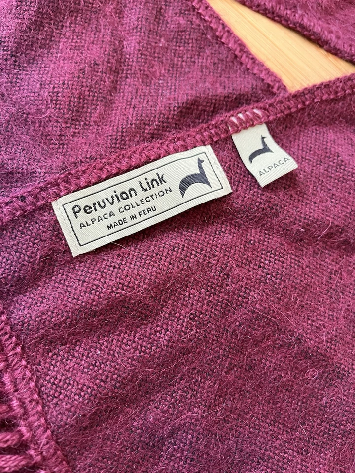 Bufanda peruana 100% bebé alpaca en magenta. Flecos usados en excelente estado Foto 4 de 4