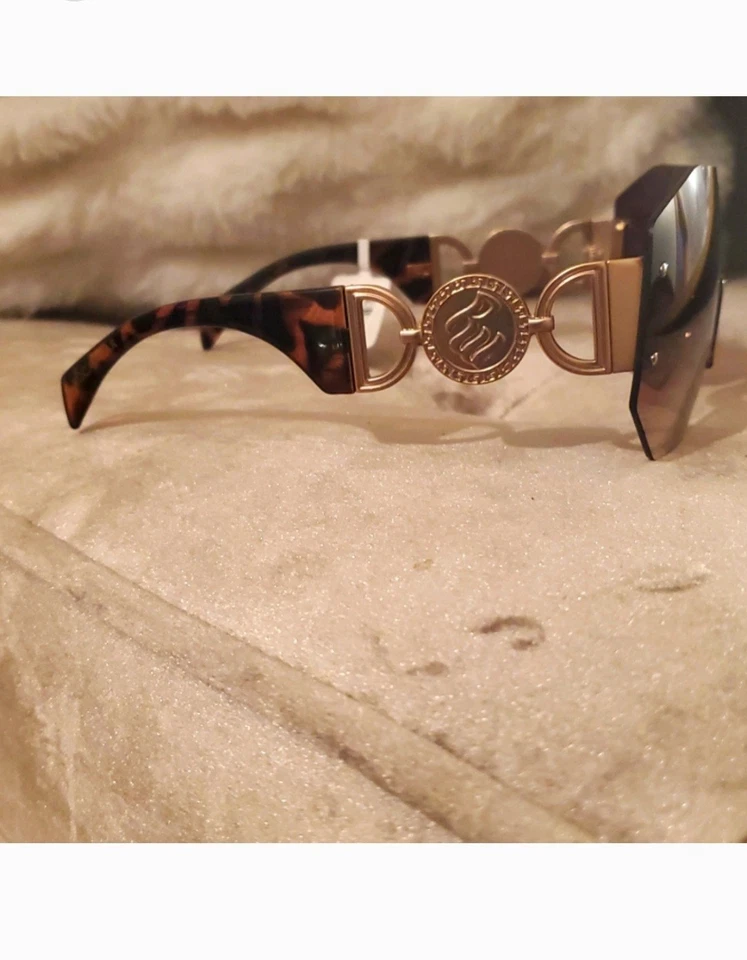 Gafas de sol Rocawear de gran tamaño con detalles en oro rojo Foto 2 de 4