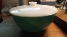 Vintage  PYREX 403 Green Primary Color Mixing Serving Bowl 2 1/2 Qt with LID