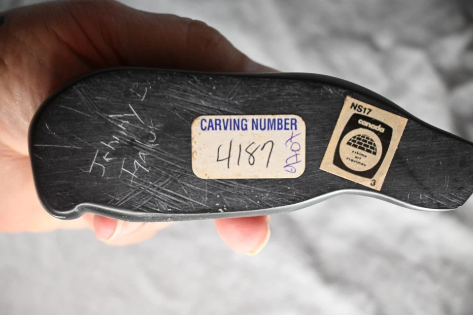 Escultura de piedra jabonera sello inuit de colección tallada y firmada a mano, arte esquimal CANADÁ Foto 4 de 4