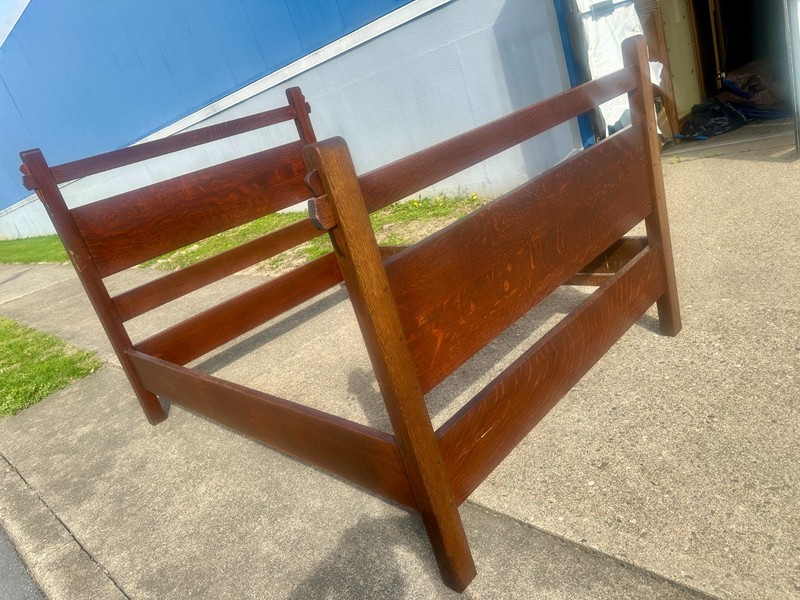Antique 1907 GUSTAV STICKLEY  Oak Bed. WITH KEYS THRU TENON CONSTRUCTION ON TOP.