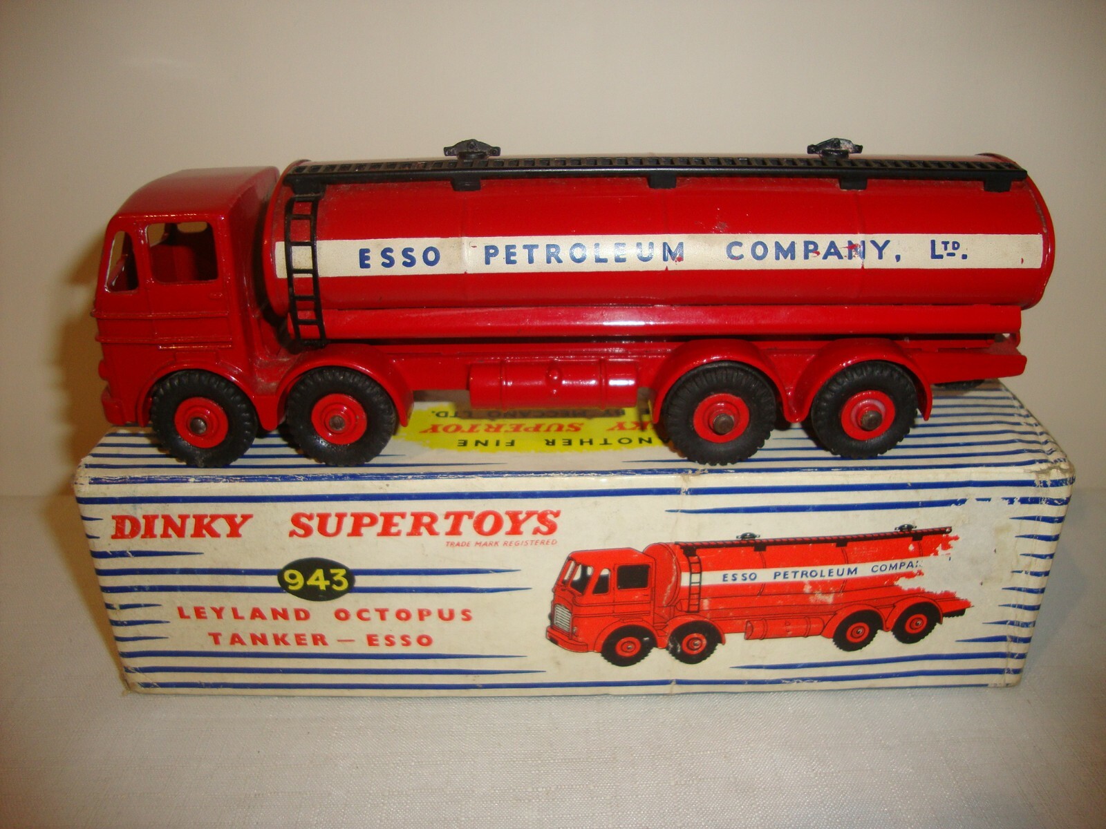 【Dinky Supertoys】943 Essoタンクローリーボックス付 Dinky 943, Leyland Octopus Tanker - Free Price Guide & Review