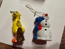 Muppets Inc Grover Building a Snowman & Big Bird Ceramic Christmas Ornament VTG