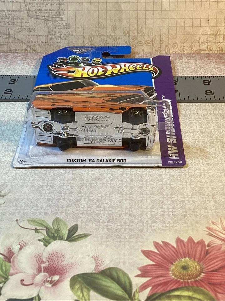 NOC 2013 Hot Wheels 218/250 HW Showroom PERSONALIZADO 64 GALAXIE 500 Laranja - Imagem 4 de 4