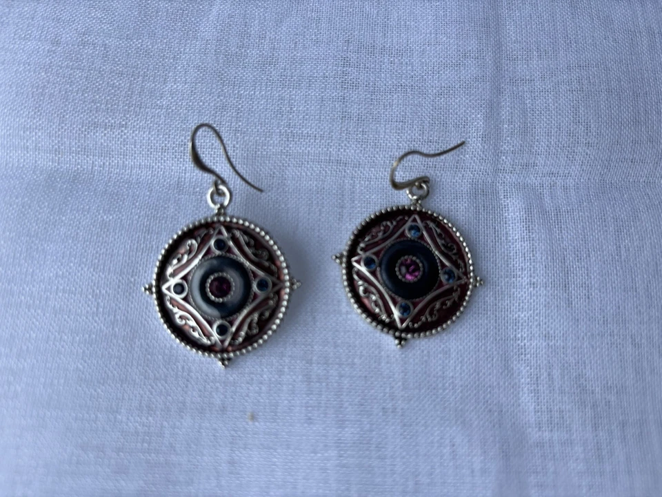 Pendientes colgantes vintage de gancho con emblema circular esmalte púrpura y azul peregrino Foto 2 de 4