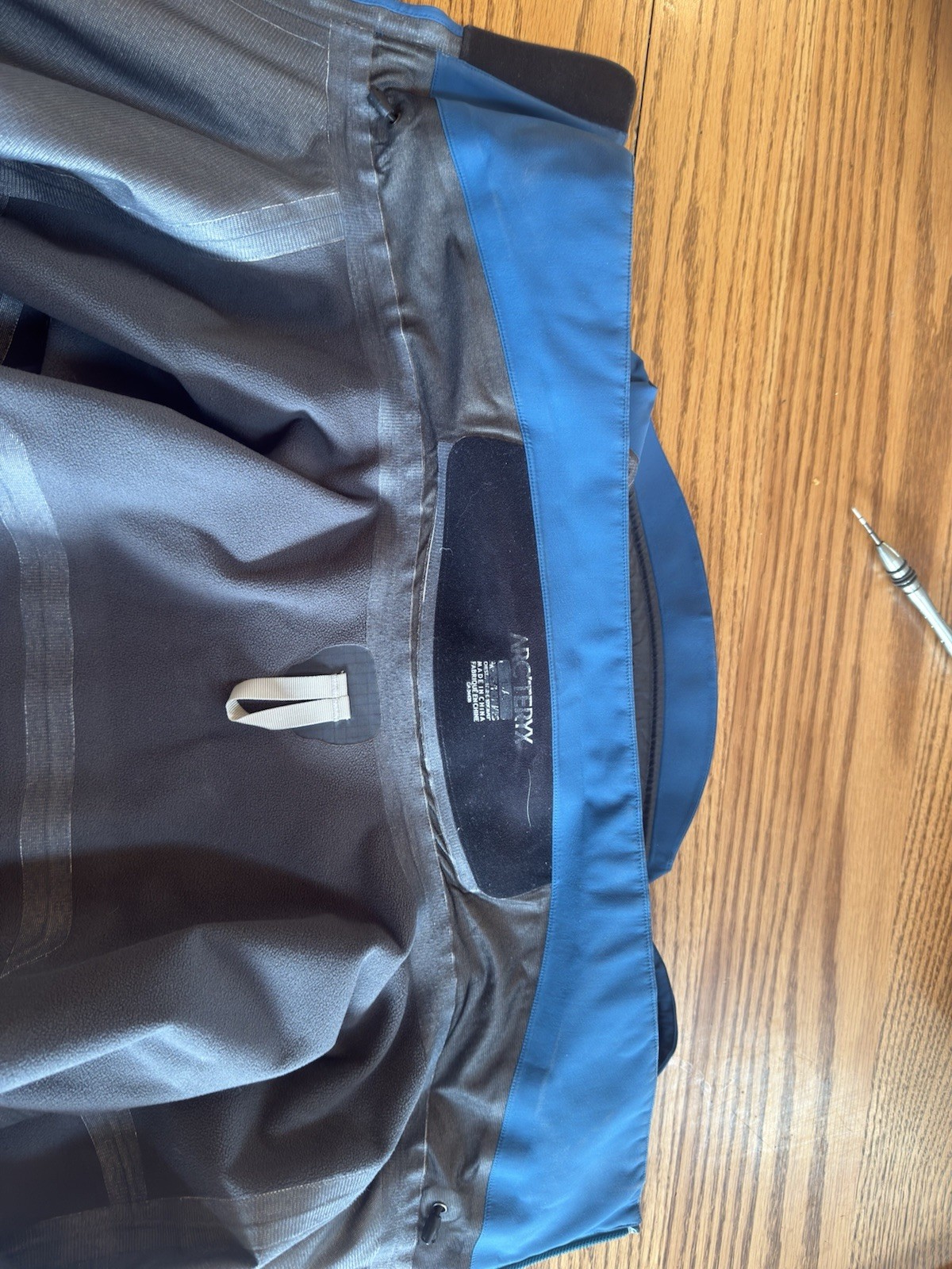 Arc'teryx Men's Blue GoreTex  Jacket Size L - second product detail image