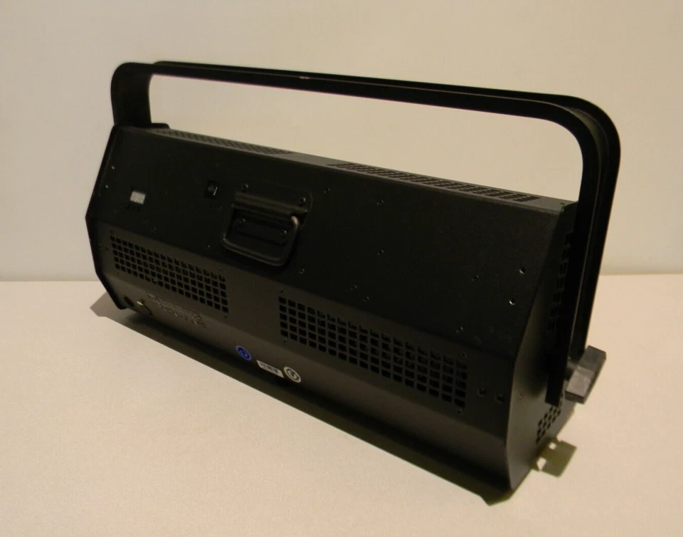 Altman Spectra Cyc 200 RGBA LED Wash Light 7534 Lumens w/Yoke &PowerCON SSCYC200 - Image 2 of 4