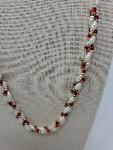 Vintage Faux Pearl And Red Beaded twisted Necklace Twist barrel closure - Picture 4 of 8