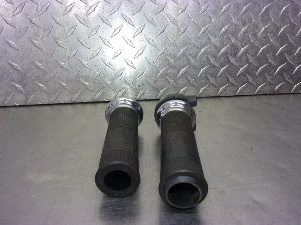 931 A VESPA GTS 300 IE 2013 OEM THROTTLE TUBE GRIP (TWO) - image 4 of 4