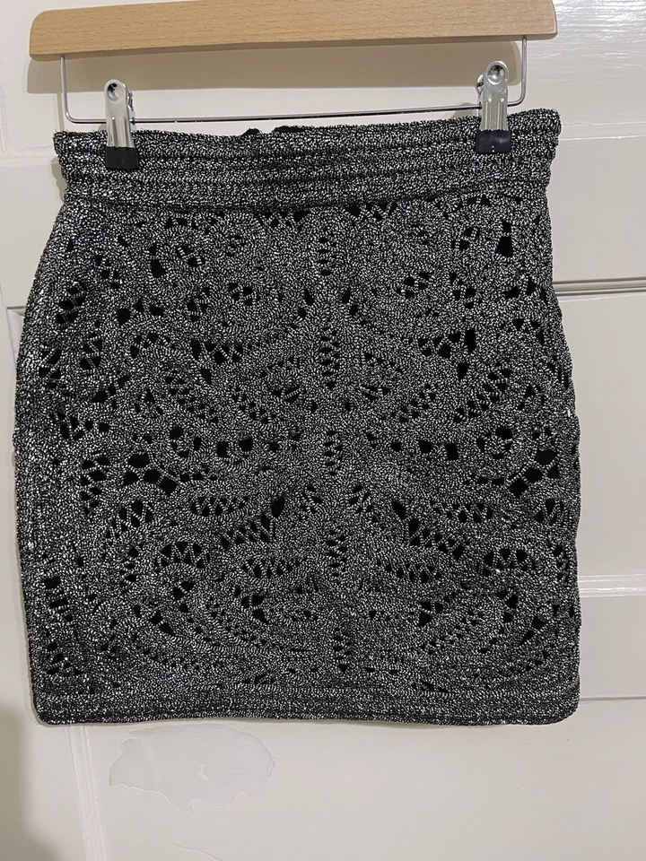 Falda Maje Gruesa Bordada Como Material Talla 36 Foto 2 de 4