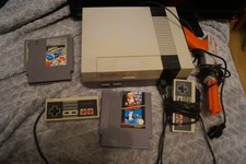 Nintendo Entertainment System NES  Console,2x Game cards ,2x Controller, gun