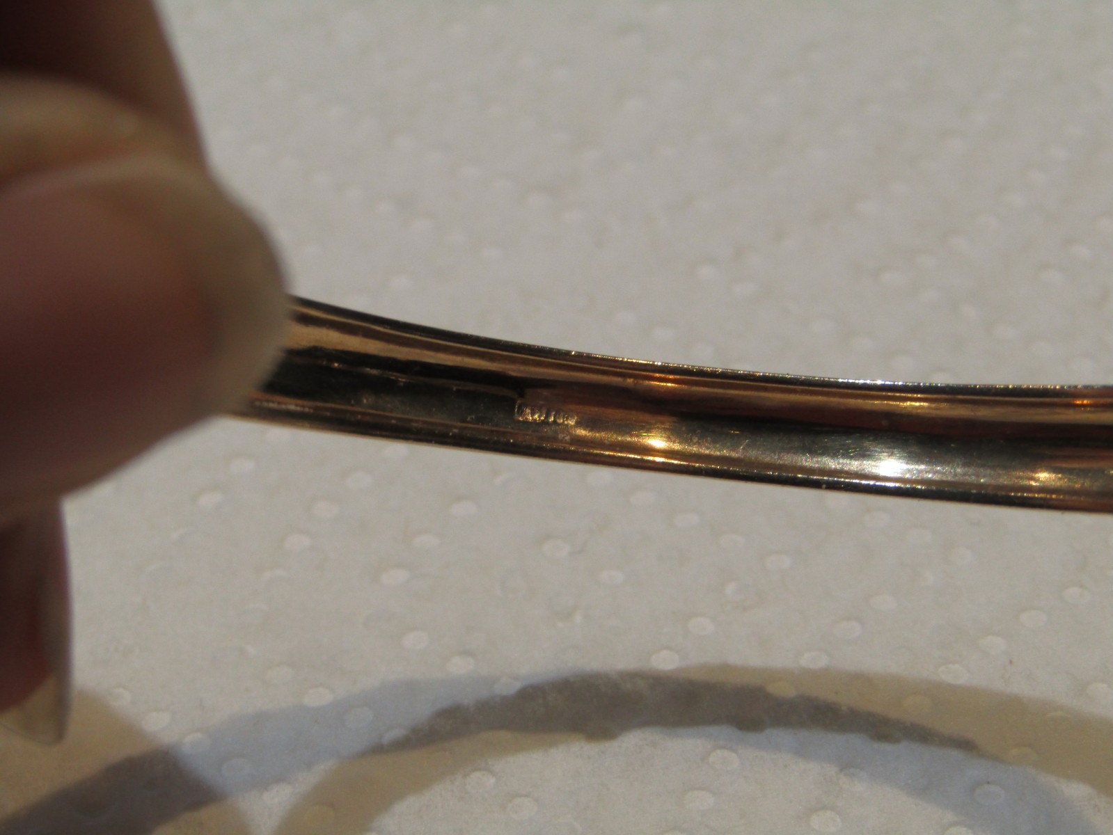 18K HINGED SOLID GOLD BANGLE BRACELET W/ APPRX 1.… - image 6