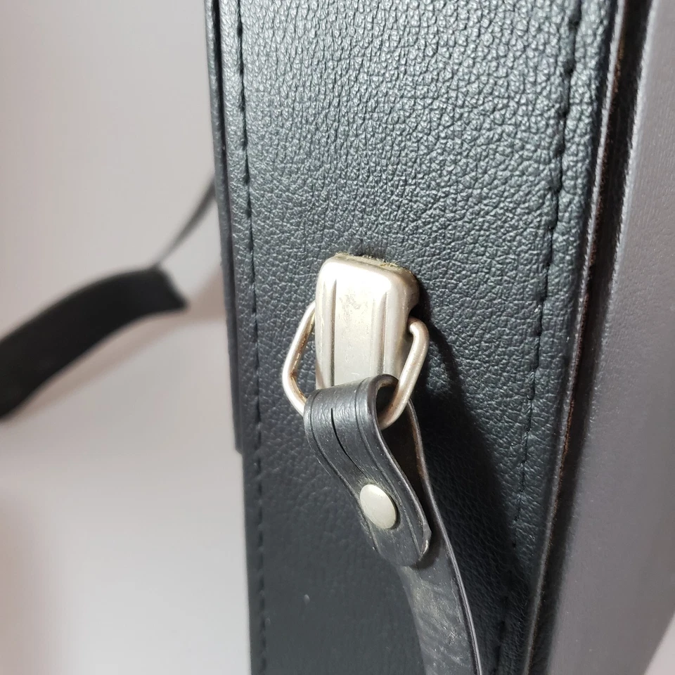 Estuche Rígido Vivitar Vintage 9"x8"x2.5" Forrado con Pana Roja con Cierre Foto 4 de 4