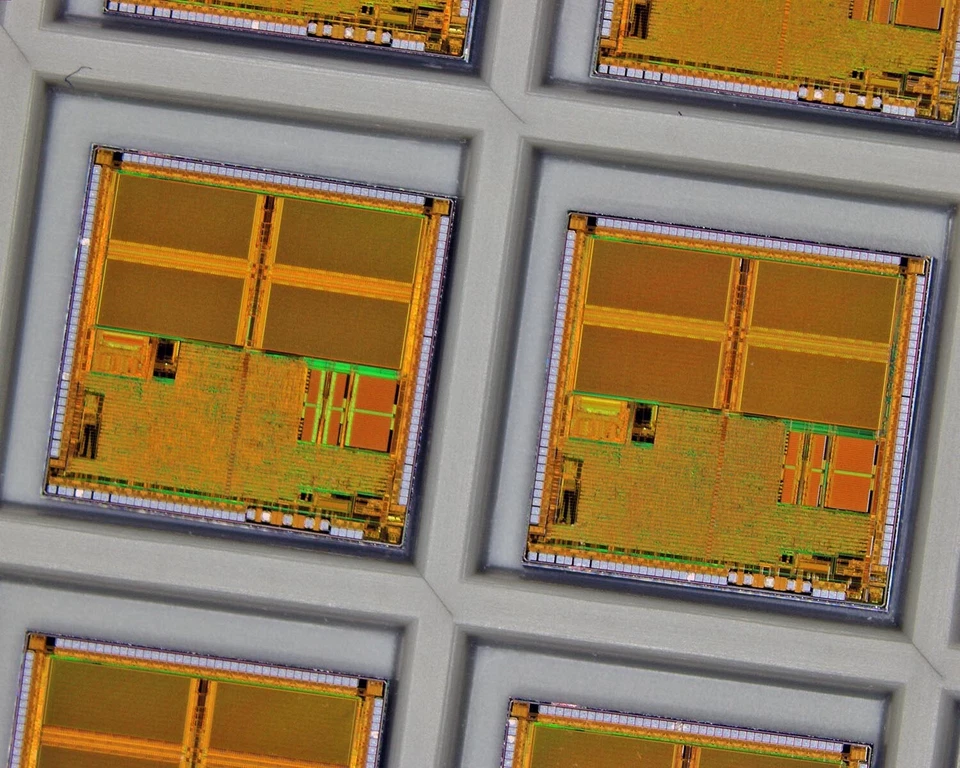 36pcs Winbond ViewTalk W538T808 8bit LCD MIDI MCU 6502 cpu silicon dies wafer - Image 3 of 4