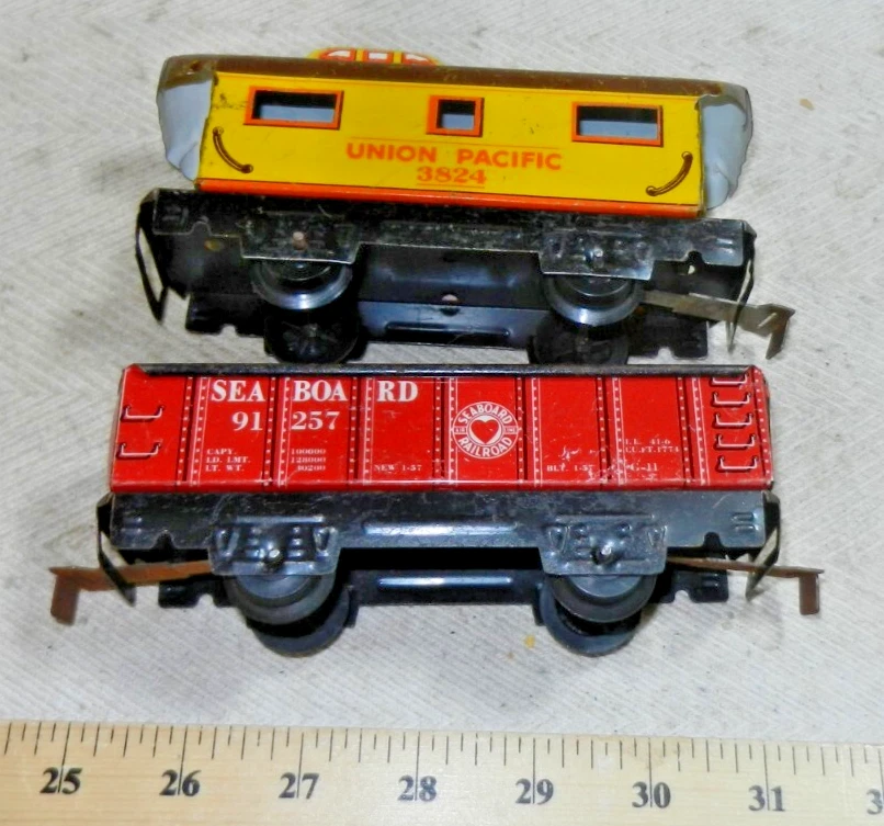 Marx 6 Inch 91257 red Seaboard gondola + 3824 yellow Union Pacific caboose - Image 3 of 4