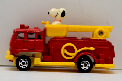 Peanuts Aviva Snoopy Fire Truck Metal Diecast C1 Red Yellow Hong