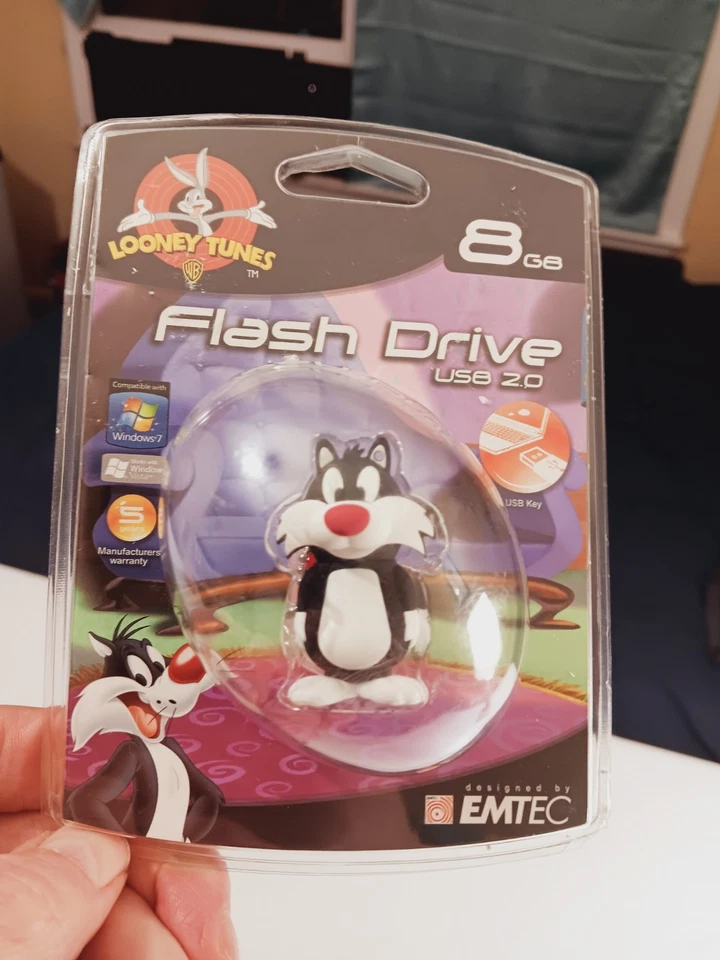EMTEC Looney Tunes Silvester the Cat 8 GB Flash Drive USB 2.0 - Image 2 of 4