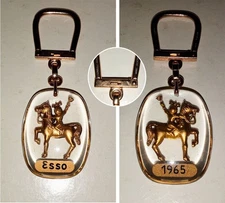 PORTE CLE BOURBON ESSO 1965 CAVALIERE VINTAGE TBE VGC CARBURANTS STATION SERVICE