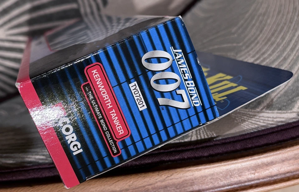 Licencia Corgi TY07201 James Bond 007 para matar a Kenworth Tanker 16/20 Foto 3 de 4