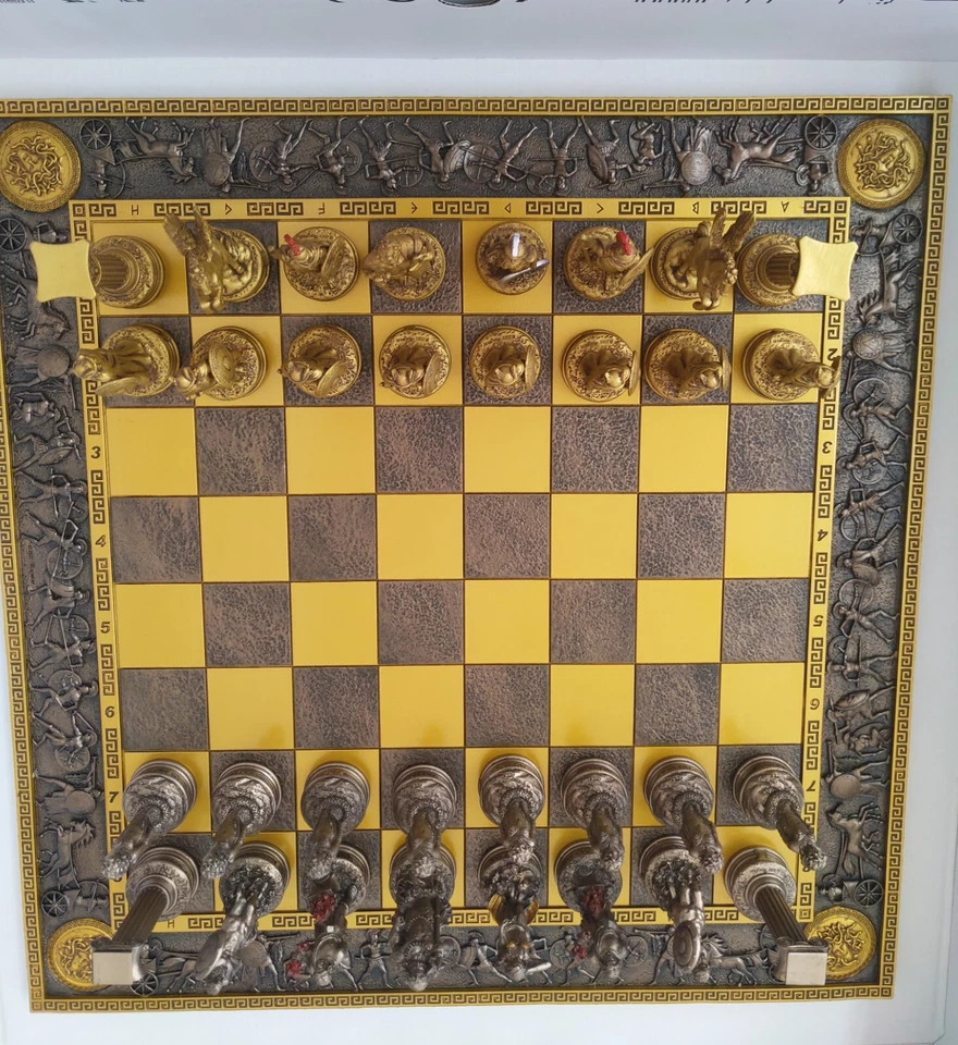 Juego de ajedrez mitología griega antigua con peones soldados Medusa vs Perseo Foto 4 de 4