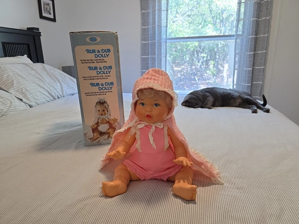 收藏家-1973 Ideal Rub A Dub Dolly 带 OG 盒 & OG 粉色毛巾 — 第 2/4 张图片