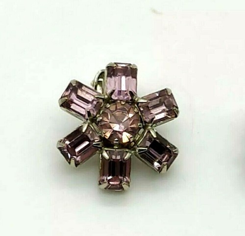 Pendientes con clip de estrás púrpura de corte esmeralda geométrico firmados de colección Weiss - Imagen 3 de 7