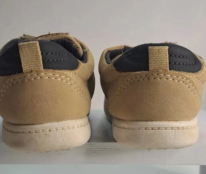 Zapatos Carter's Boy para niños pequeños talla 4,5 sujetadores táctiles tostados Foto 3 de 4