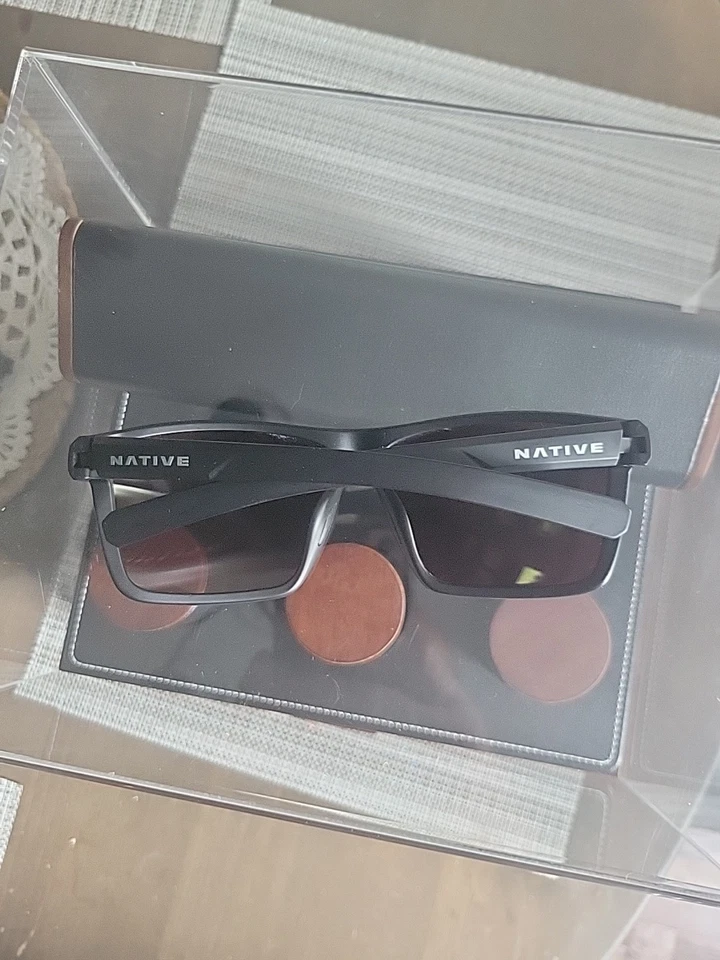 Gafas de sol Native Man marco negro mate, lentes grises, 64 mm polarizadas Foto 2 de 4