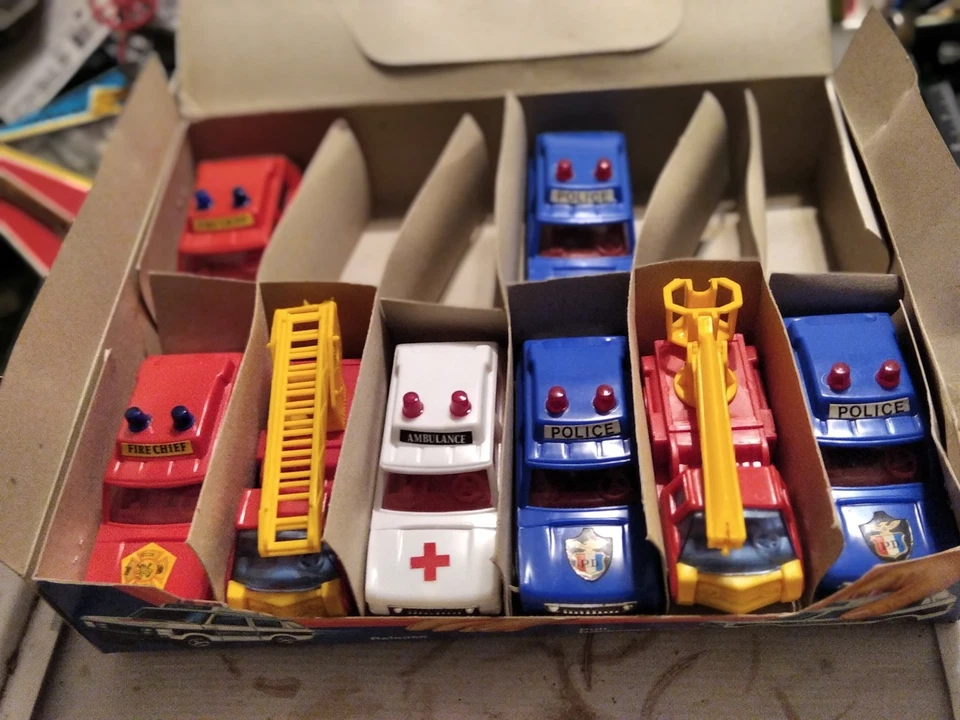 LOTTO MEZZI DI SOCCORSO- CON SCATOLA- PLASTICA- 1/32 CIRCA- HONG KONG ANNI'70 - Immagine 2 di 4