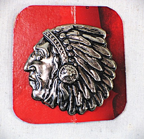Vintage Tin Brooch Indian Head Wearing a Feather Headdress - Japan - Picture 2 of 5