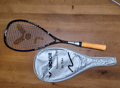 Squash Racket Schläger mit Hülle Victor Modell Ti 100 Hi-Fiber lila-silber  TOP