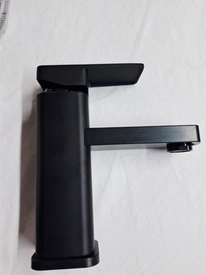 Moderne mattschwarze Einlocharmatur ~ Waschbecken-/Badewannenarmatur und Druckstopfen