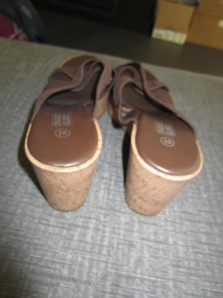 Sandalias de mujer Faded Glory suela de cuña marrón talla 9 1/2 Foto 3 de 4