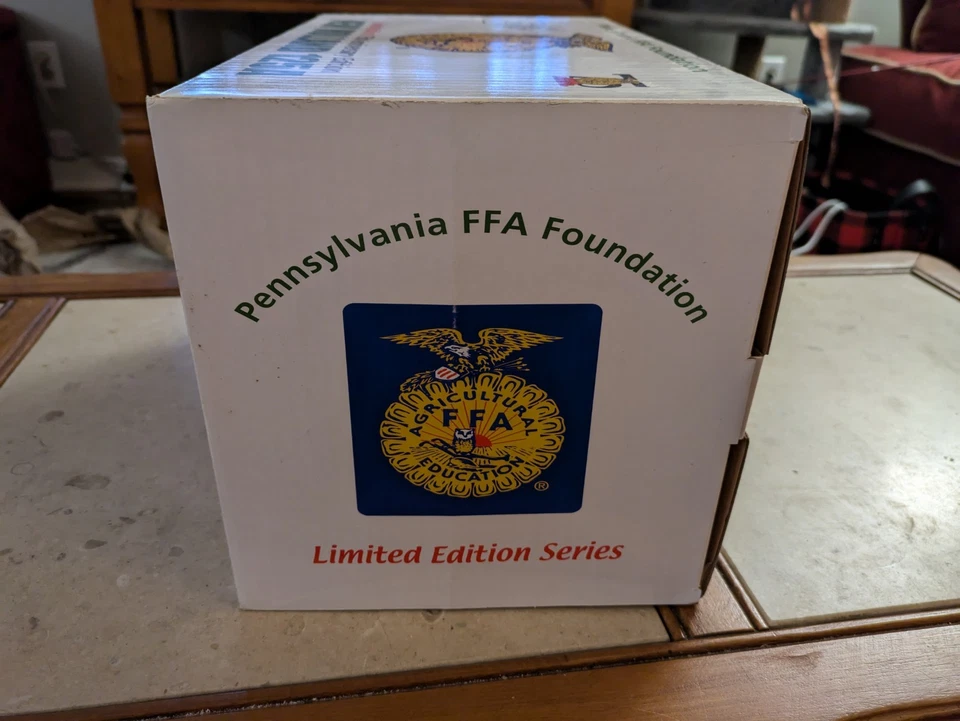 Tractor New Holland 125A edición limitada escala 1/16, 2004, Pennsylvania FFA Foto 2 de 4