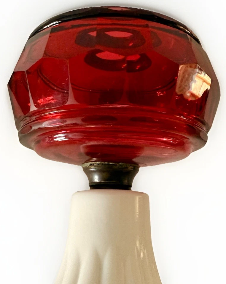 Lâmpada de querosene antiga de vidro rubi corte fonte favo de mel base floral branca opaca - Imagem 4 de 4
