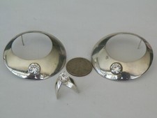 NOWOCZESNE ODGRUBIONE SREBRNE KOLCZYKI OBRĘCZ I ZESTAW 7 3/4 PRZEZROCZYSTYCH KAMIENNYCH PIERŚCIENI