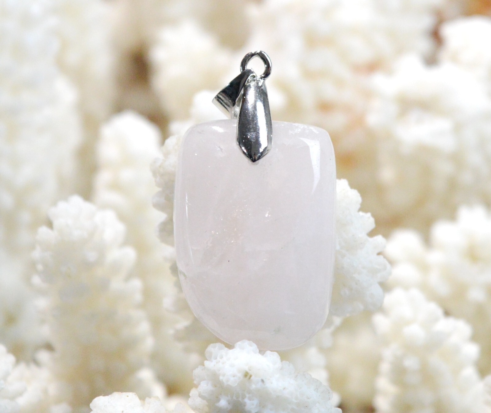 Cabochon en quartz rose 42 carats, pendentif pierre naturelle de Madagascar style bohème chic