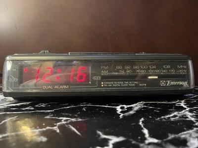 Emerson AM/FM Clock Radio Dual Alarm AK2776  -Tested Works-