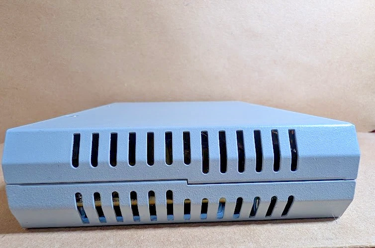 Allied Telesis CentreCOM FS708TL V2 Fast Ethernet Switch, 8 port, 120V (New NB) - Image 3 of 4